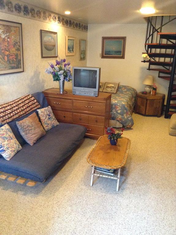 Anchorage Downtown Bed & Breakfast At "Raspberry Meadows" Room photo